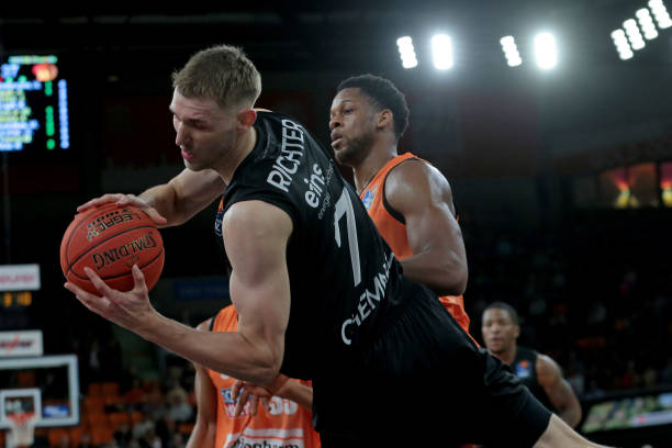 受了队医的 受了队医的